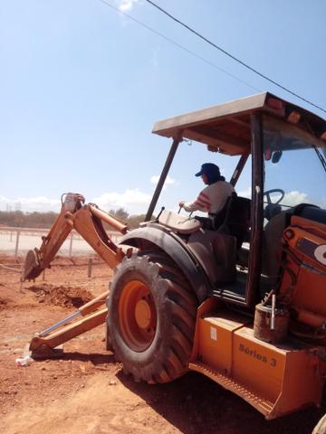 Retroescavadeira CASE 2011