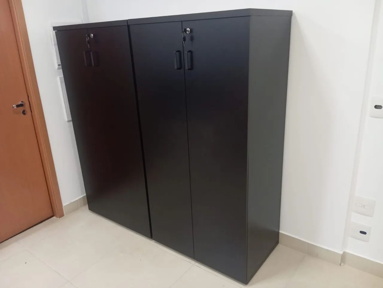 Armário alto preto novo