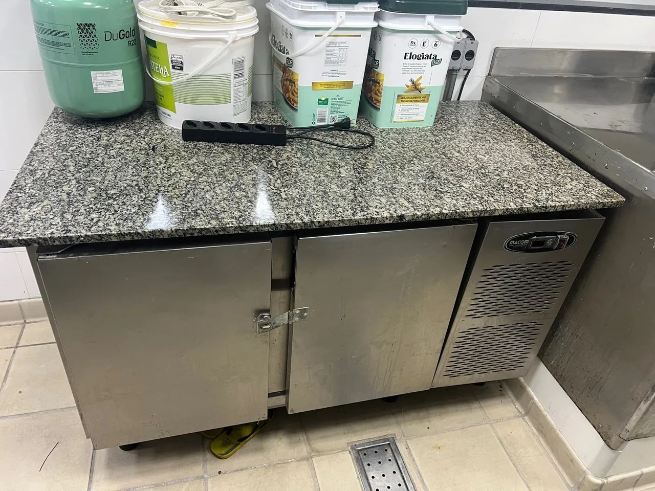 Bancada ou balcão refrigerada com pedra de mármore 