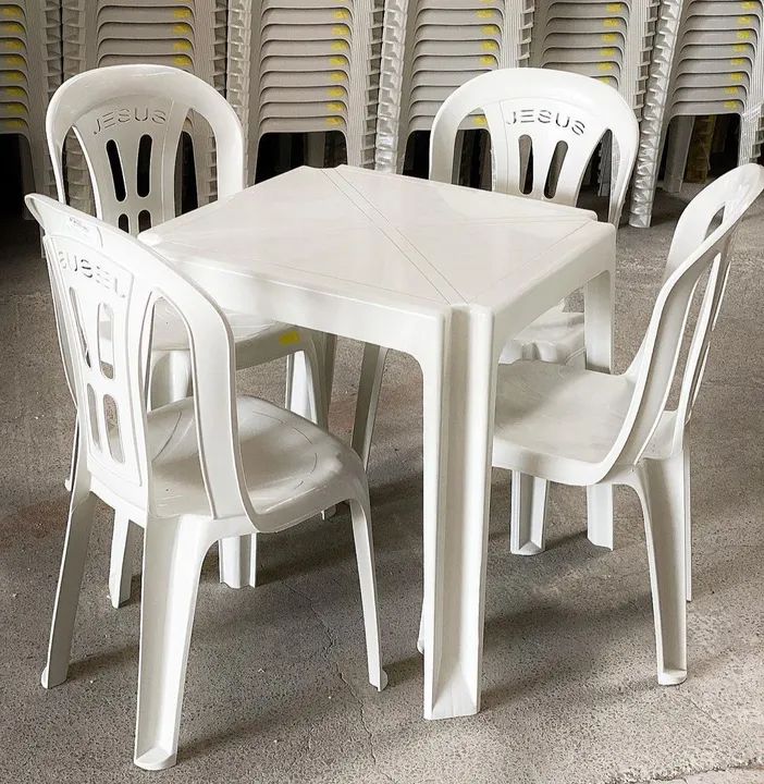 Mesas e cadeiras 