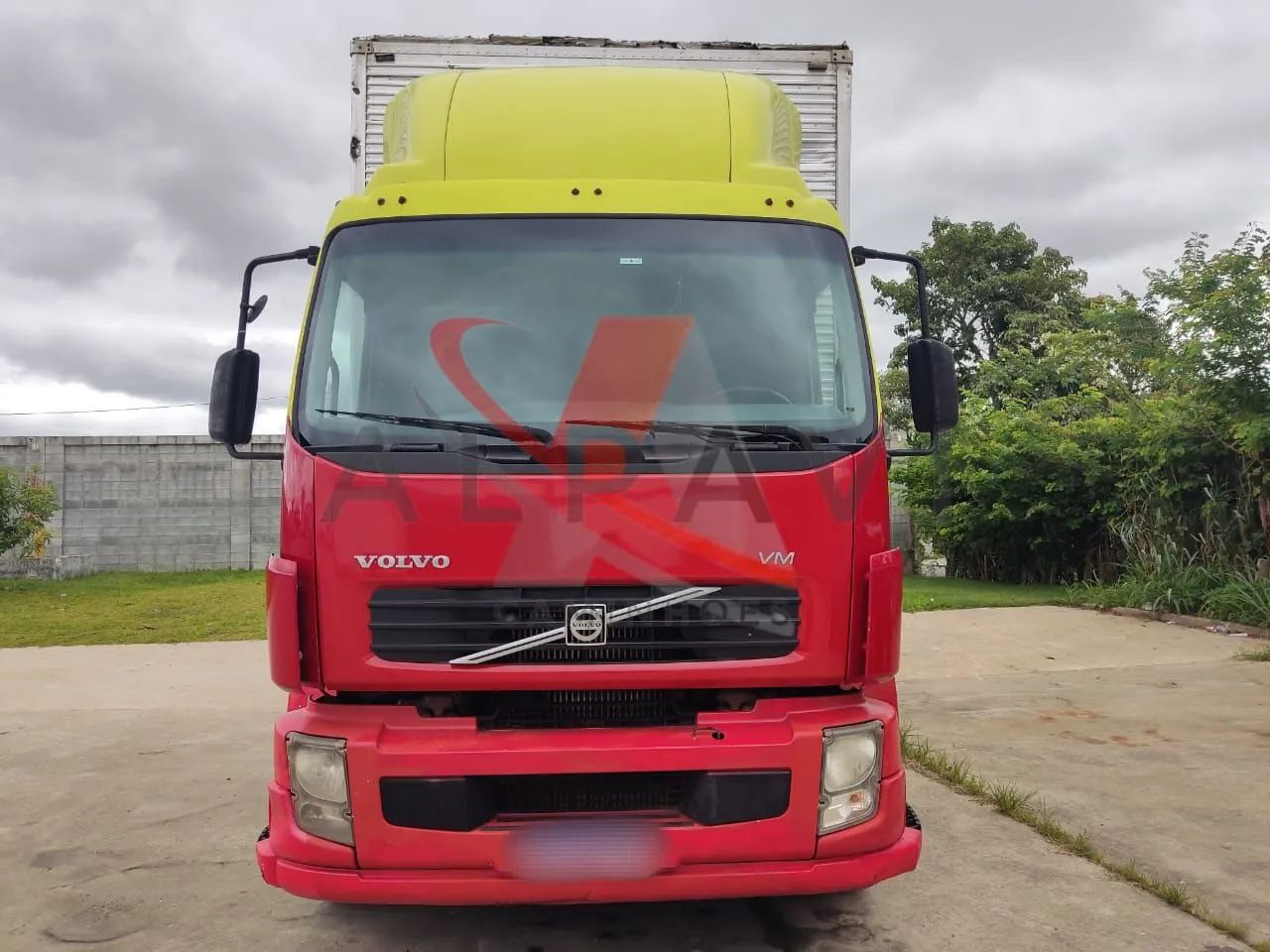 Volvo VM 23 210 6x2 Ano 2011 com Bau 12m - Foto 2
