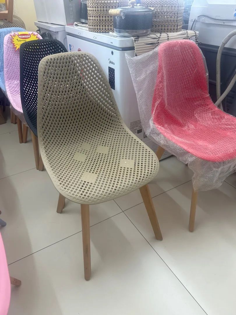 Cadeiras Eiffel furadinhas só 199