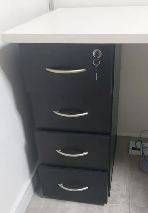 Mesa L com gaveteiro embutido e divisória de recepção - Foto 3