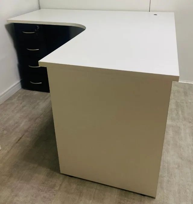 Mesa L com gaveteiro embutido e divisória de recepção