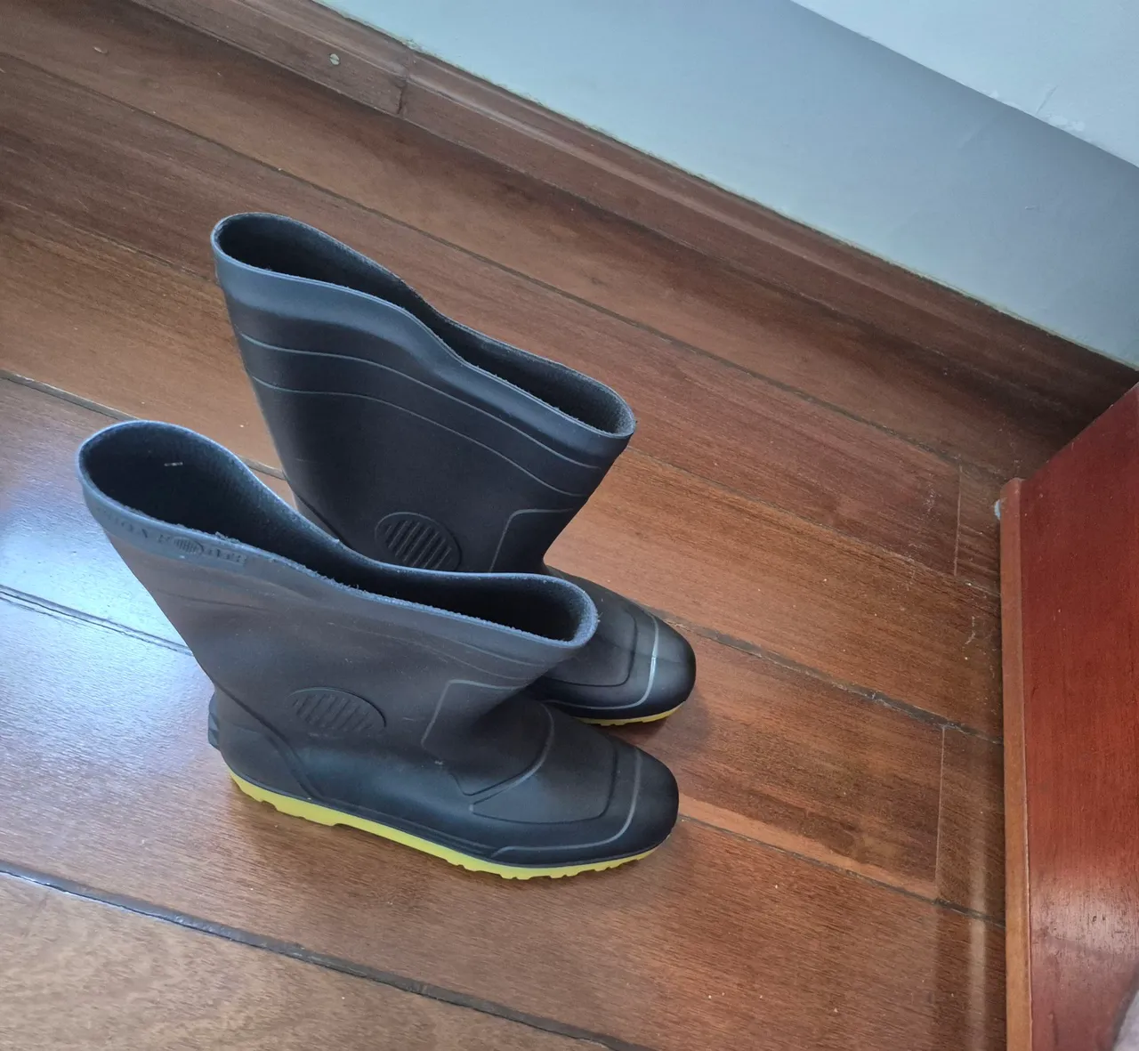 Botas de borracha pretas com sola amarela