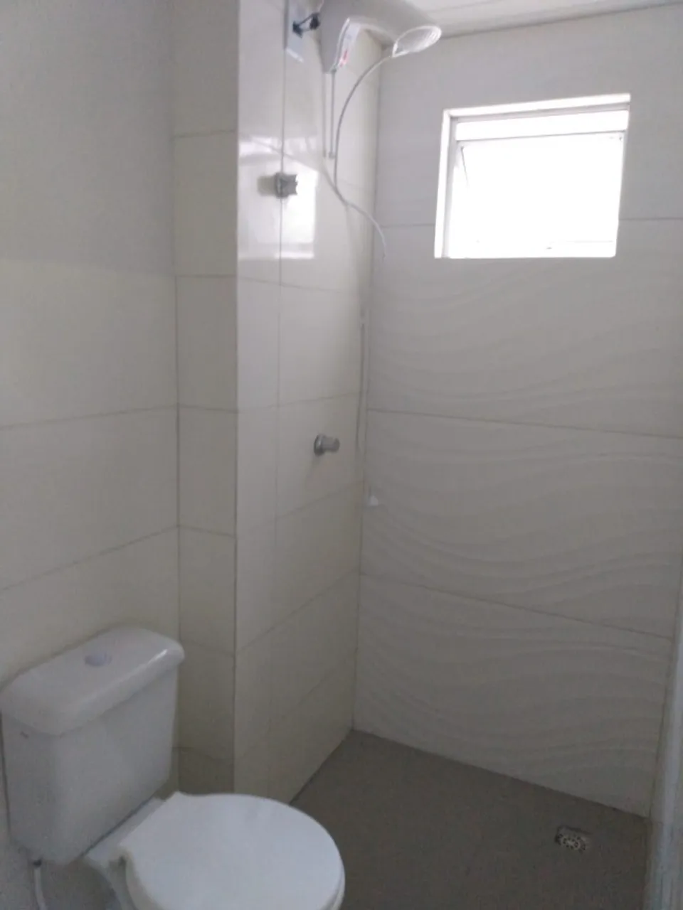 Apartamento 2 quartos, sala, cozinha e área de serviço.