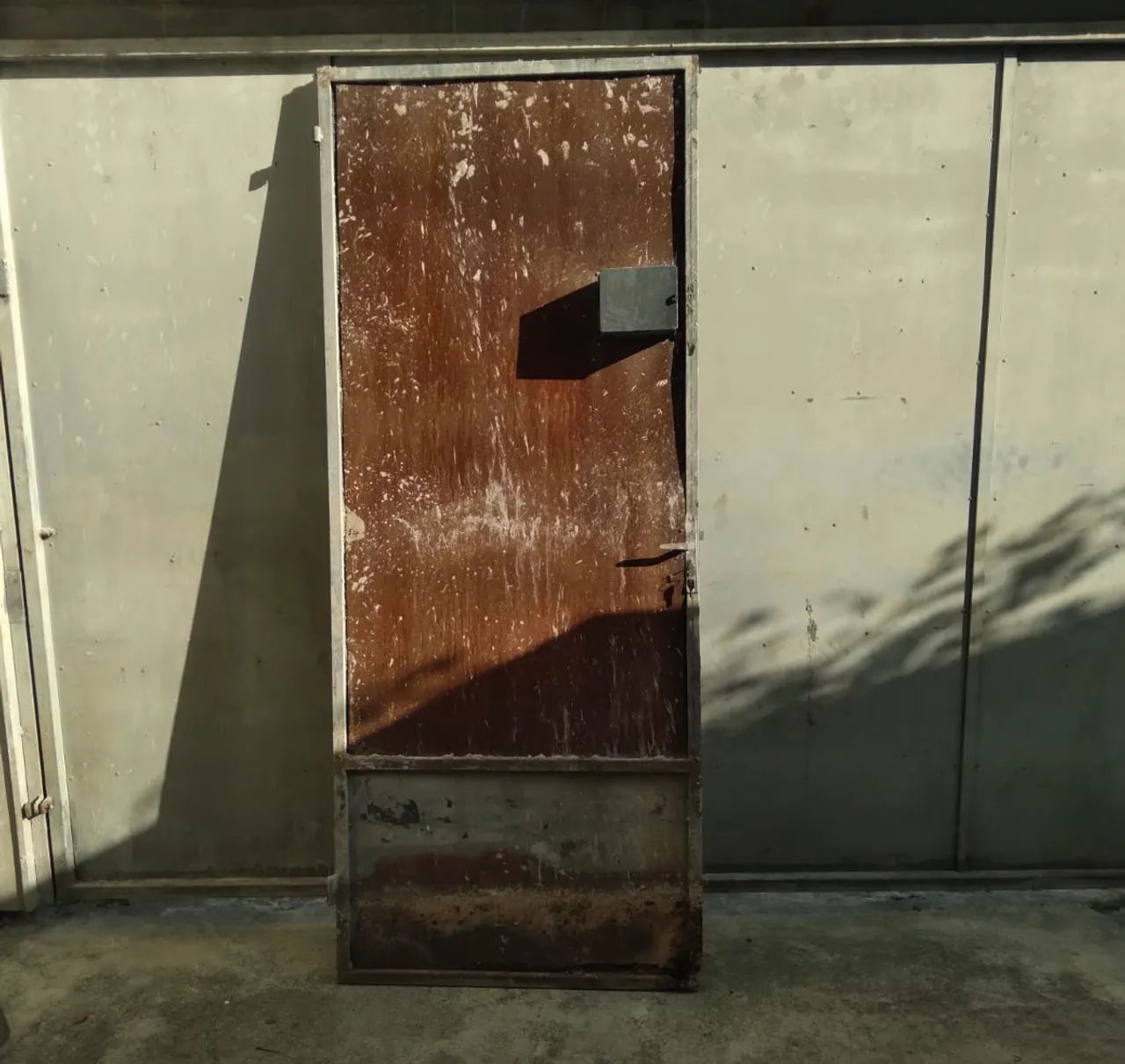 Porta de ferro com tela para área externa - Foto 2