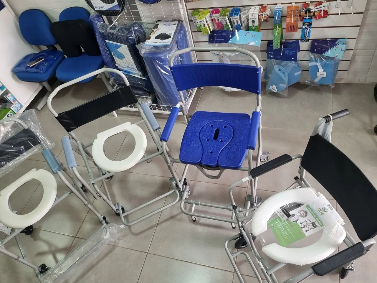 Cadeira de rodas e cadeiras de banho  - Foto 3