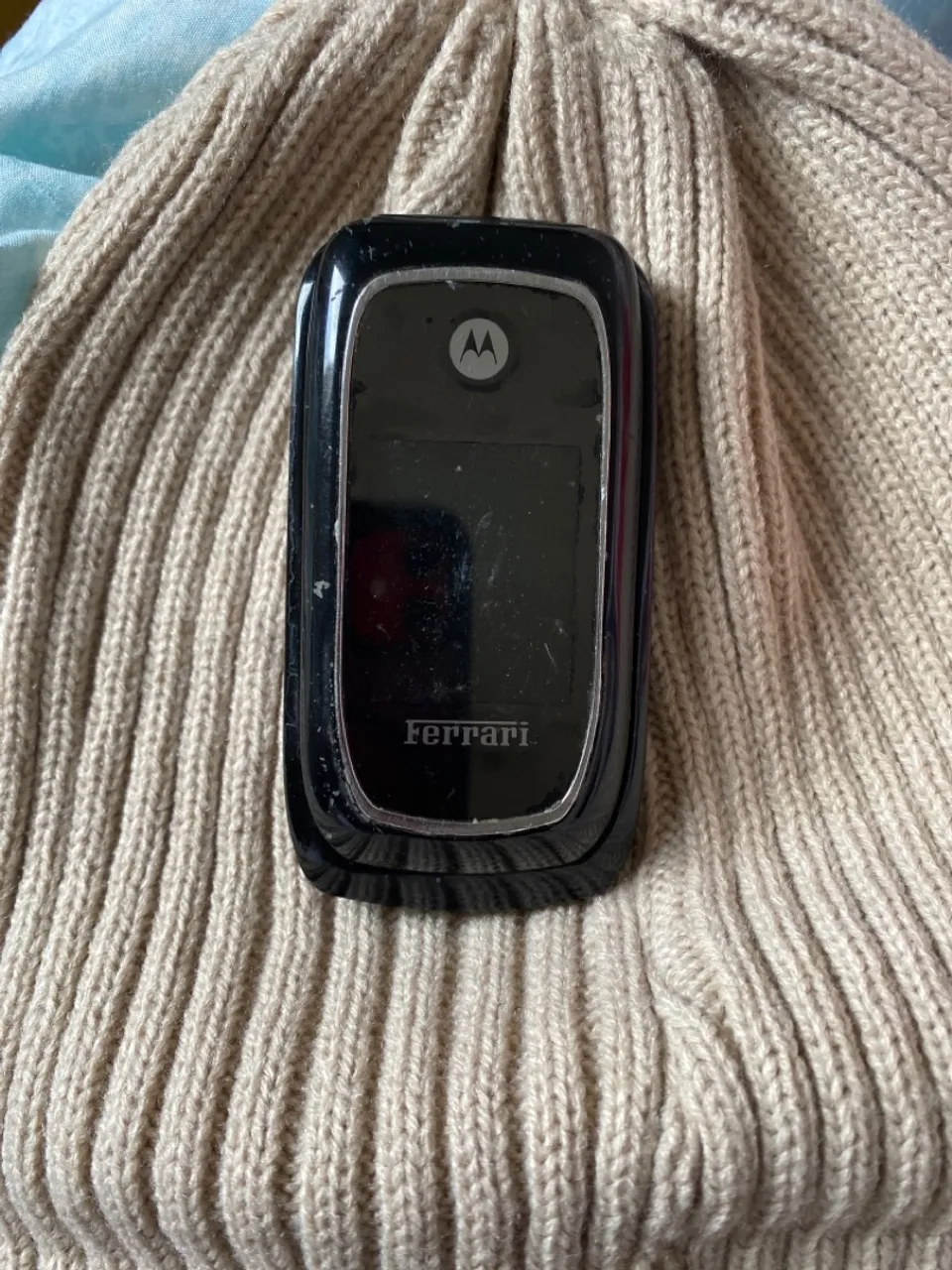 Celular antigo Ferrari da Motorola .