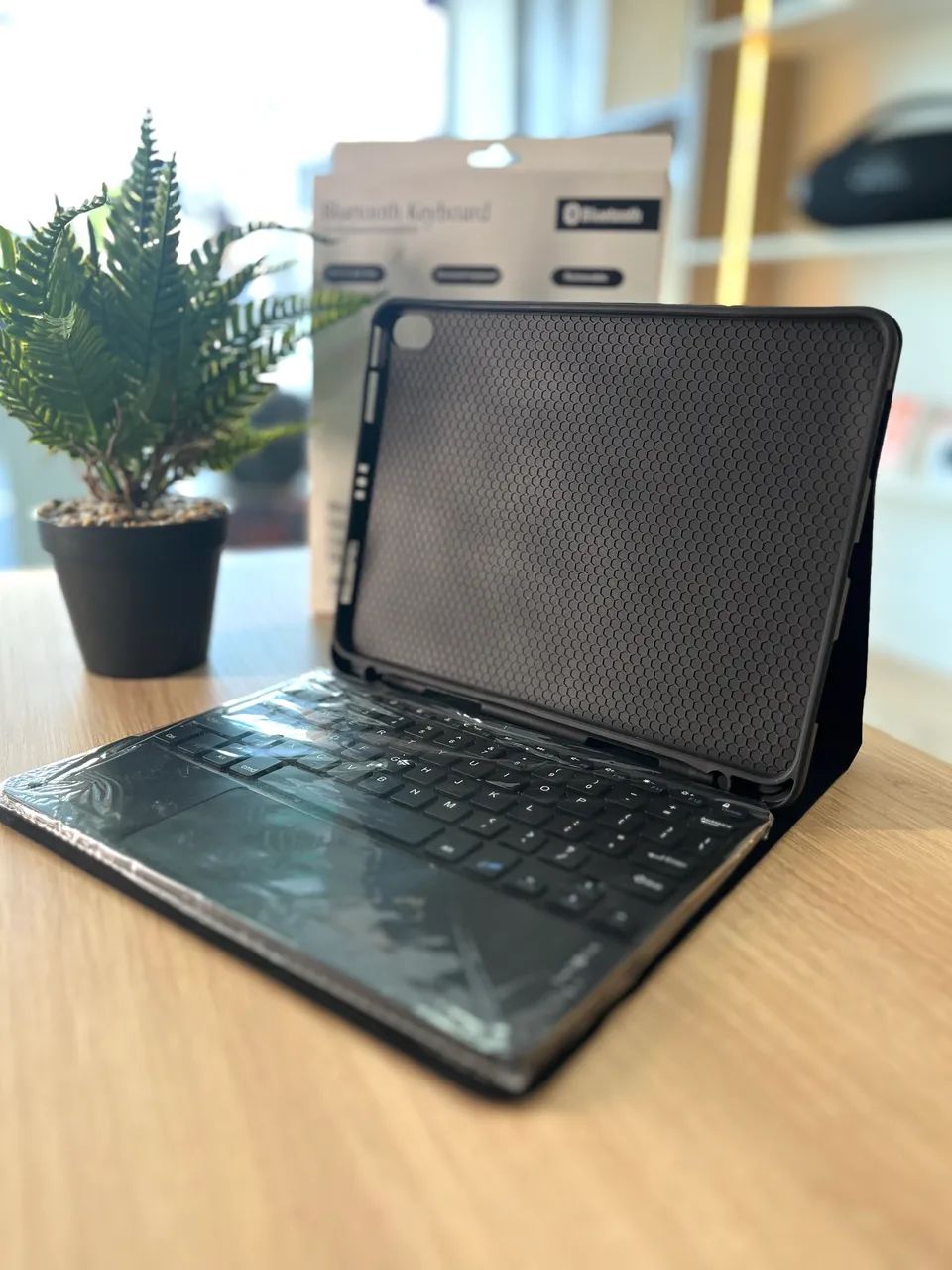 CAPA MAGNÉTICA IPAD AIR COM TECLADO / TOUCHPAD / ESPAÇO PARA PENCIL