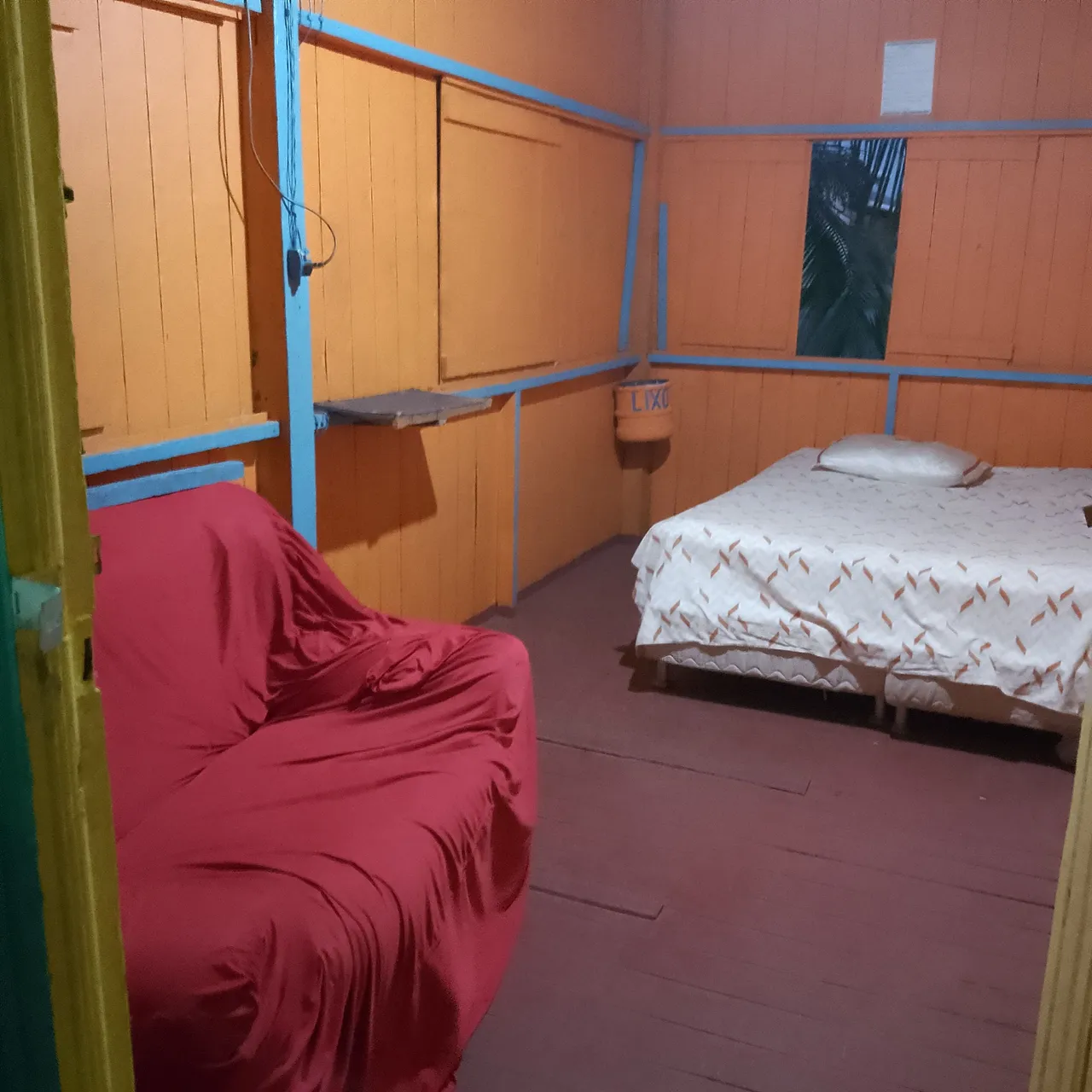 ALUGA SE QUARTO RS 250,00 COM INTERNET GRÁTIS