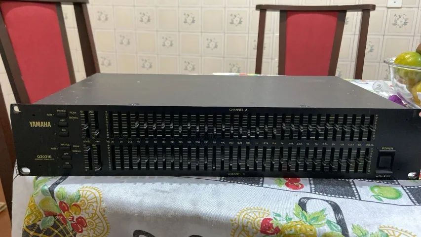 Equalizador Yamaha modelo Q2031B