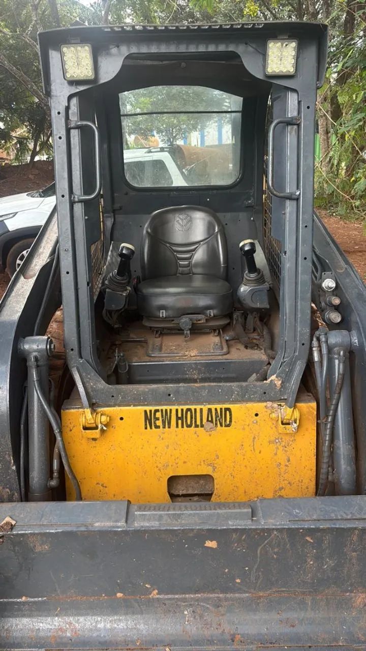 Mini Carregadeira New Holland 2014 L215 Concha e Vassoura  - Foto 4