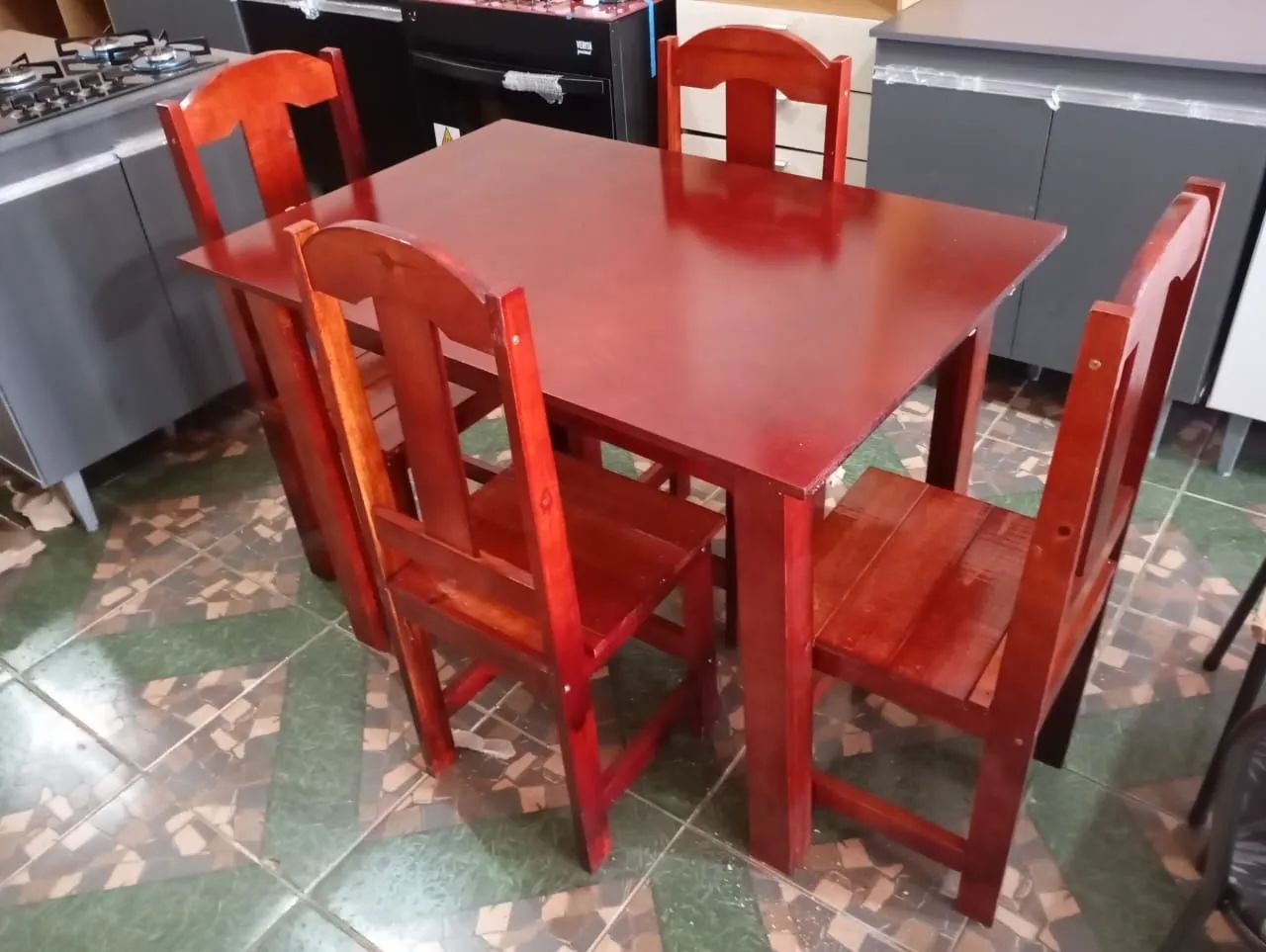 Mesa madeira 4 cadeiras nova com tampo de MDF  - Foto 2
