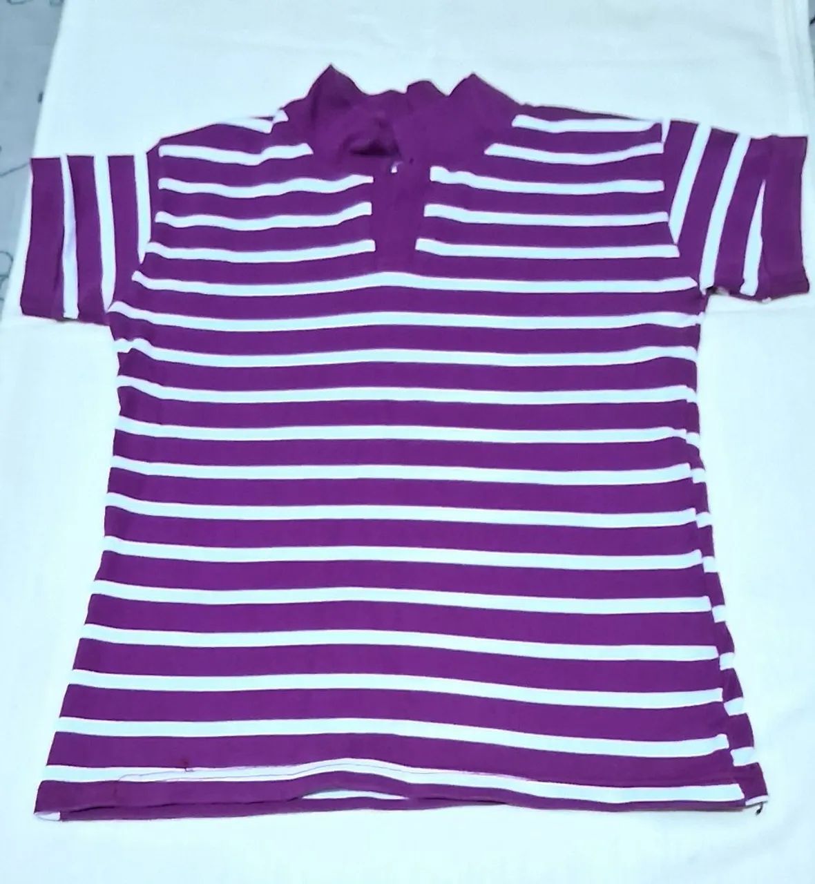 Camisa Polo Listrada Roxa e Branca tamanho P ou M 