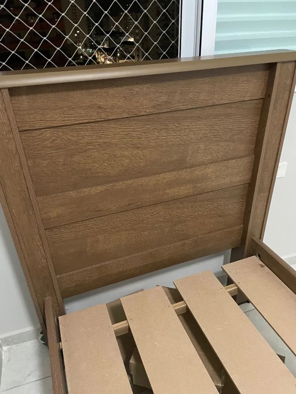 Cama de solteiro e mesa de cabeceira em MDF - Foto 2