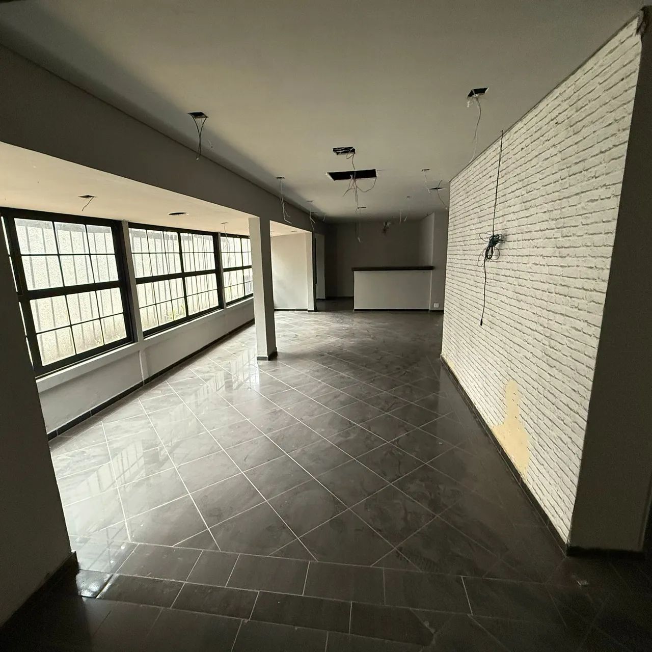 Alugo prédio com 300m2 no bairro Popular em Cuiabá MT 