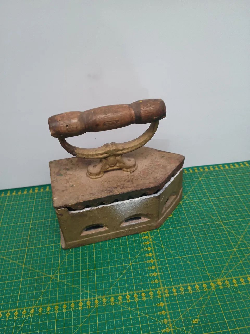 Antigo ferro a brasas, de passar roupas. altura 20x20x9,5 cm - Foto 6