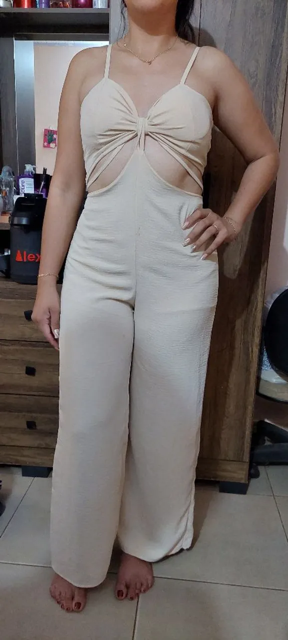 Macacão Feminino Bege com Detalhe no Decote