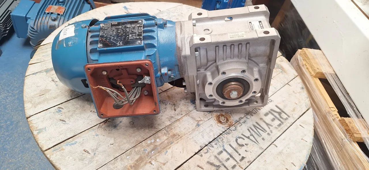 Motoredutor trifásico 0.33 cv redução: 1/10. Rotação final: 107. - Foto 4