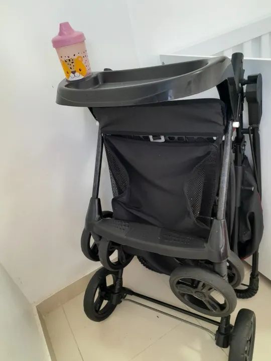 Carro de Bebê Dobrável Preto em Perfeito Estado de Conservação - Foto 4