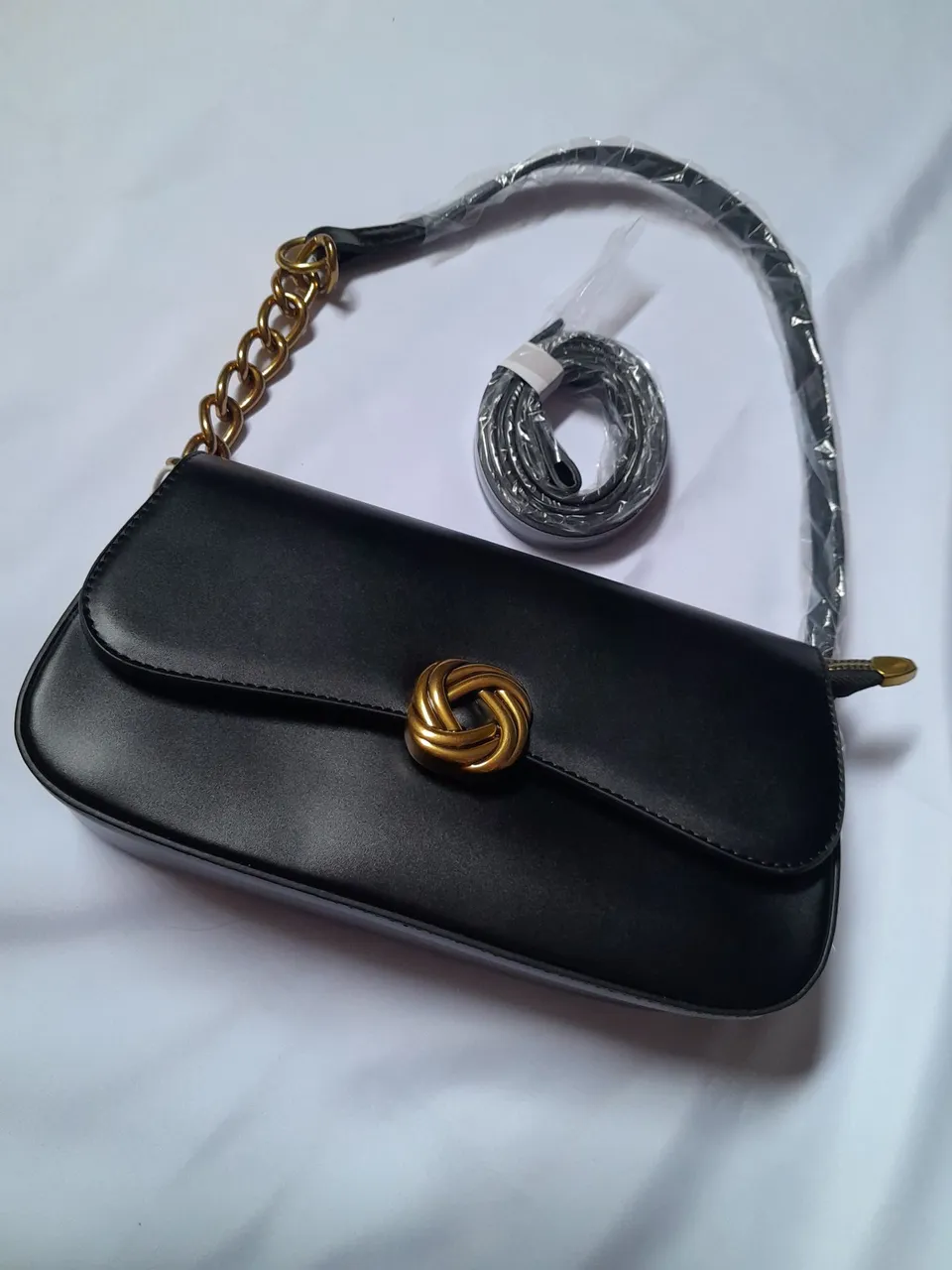 Bolsa de Ombro Clássica com Detalhe Dourado Elegante
