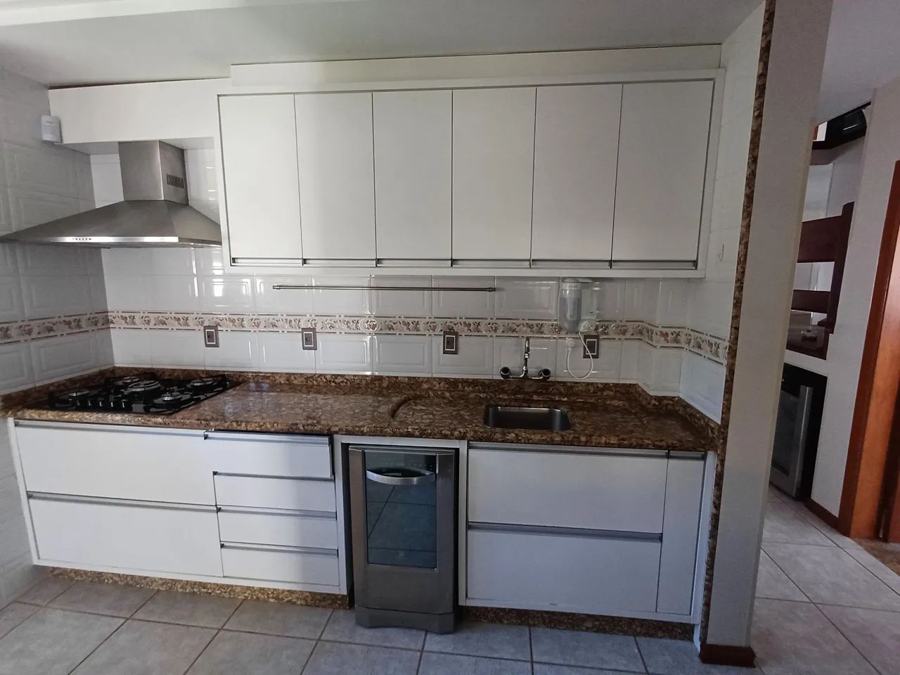 Cozinha Planejada Completa em MDF branco com granito - Excelente Oportunidade!