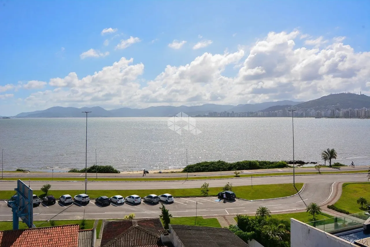 SALAS COMERCIAIS UNIFICADAS NO ESTREITO COM VISTA PARA O MAR E ESTRUTURA COMPLETA
