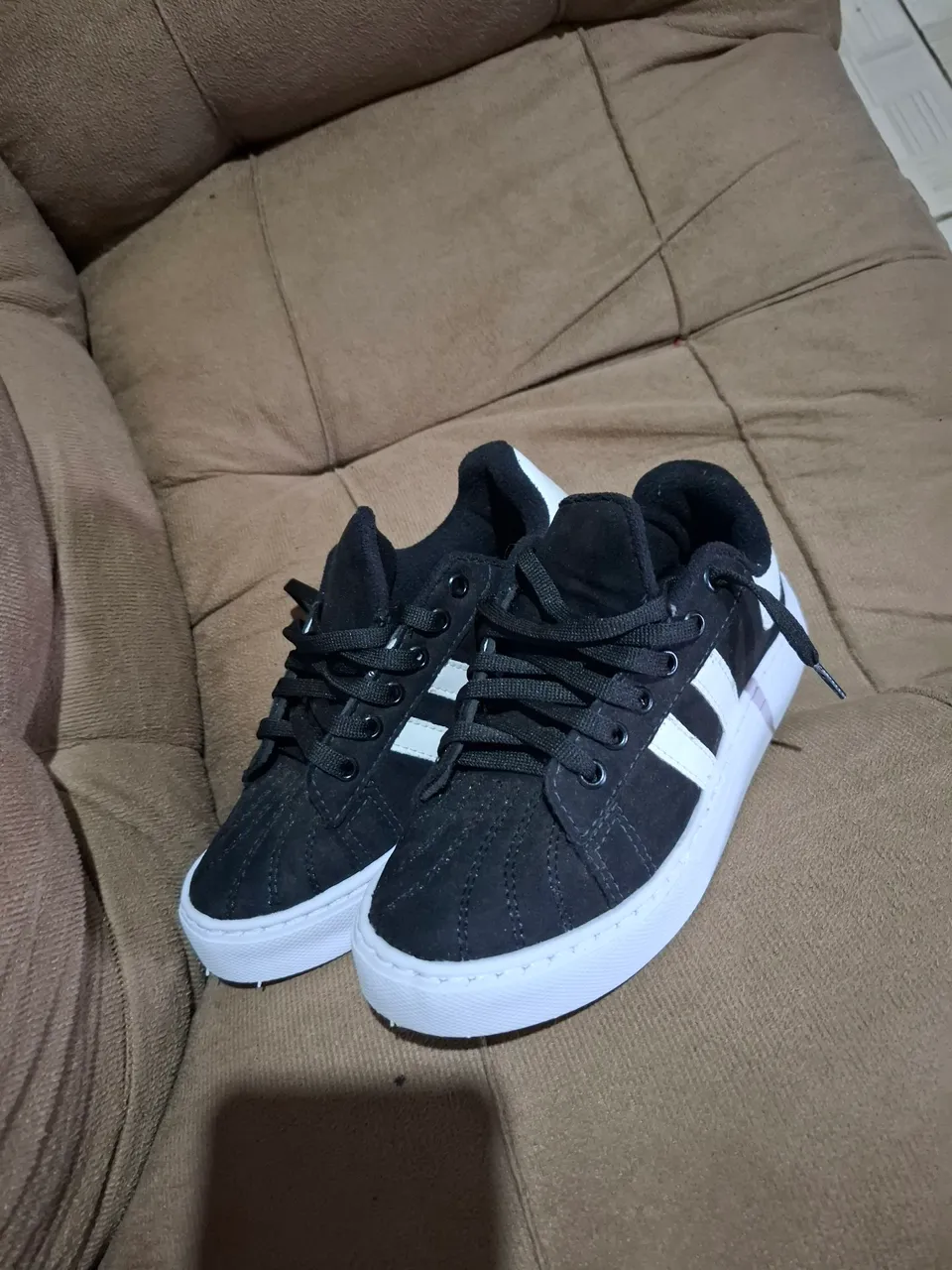 Tênis Preto com Detalhes Brancos