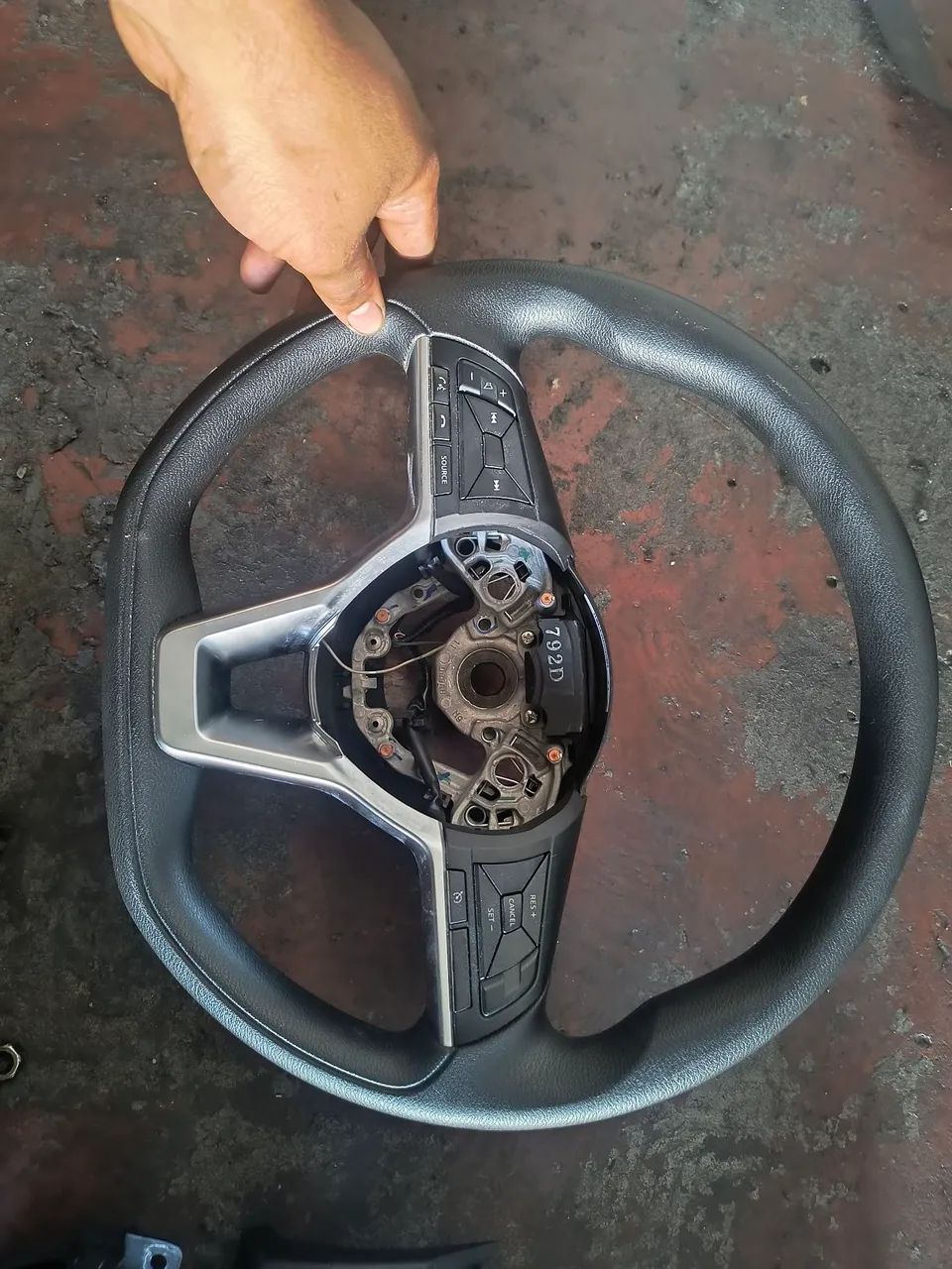 Volante original Nissan com comandos de som e acessórios 