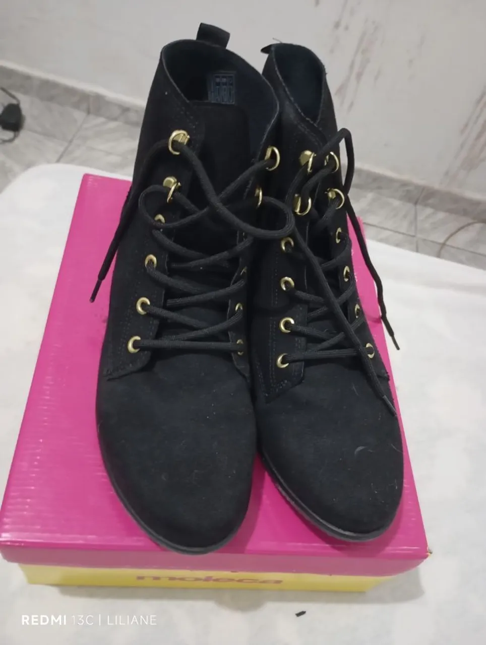 Bota Feminina Preta com Cadarço e Detalhes Dourados