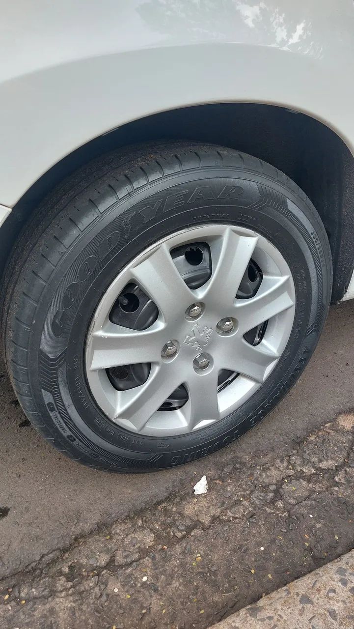 Vendo jogo de rodas de ferro peugeot com calotas e pneus 