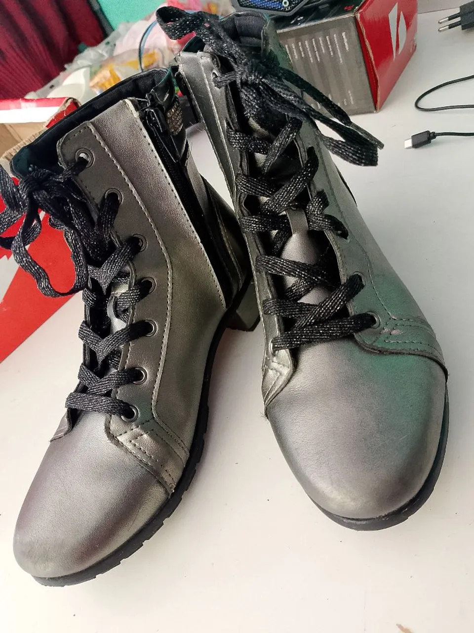 Botas infantis cinza com cadarço