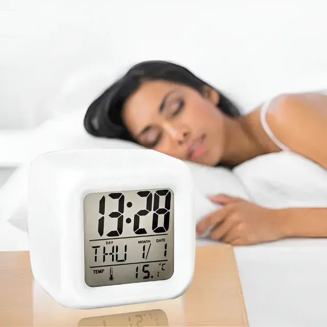 relogio despertador digital de mesa led colorido - Foto 3