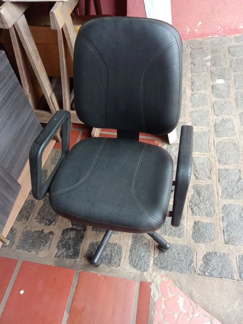 Cadeira giratória de escritório - Preta