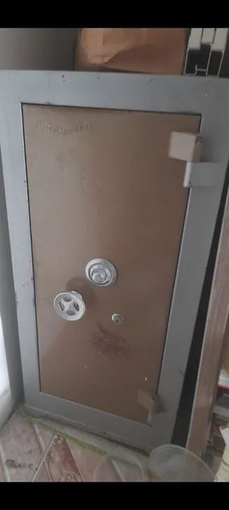 Cofre em aço de chão 