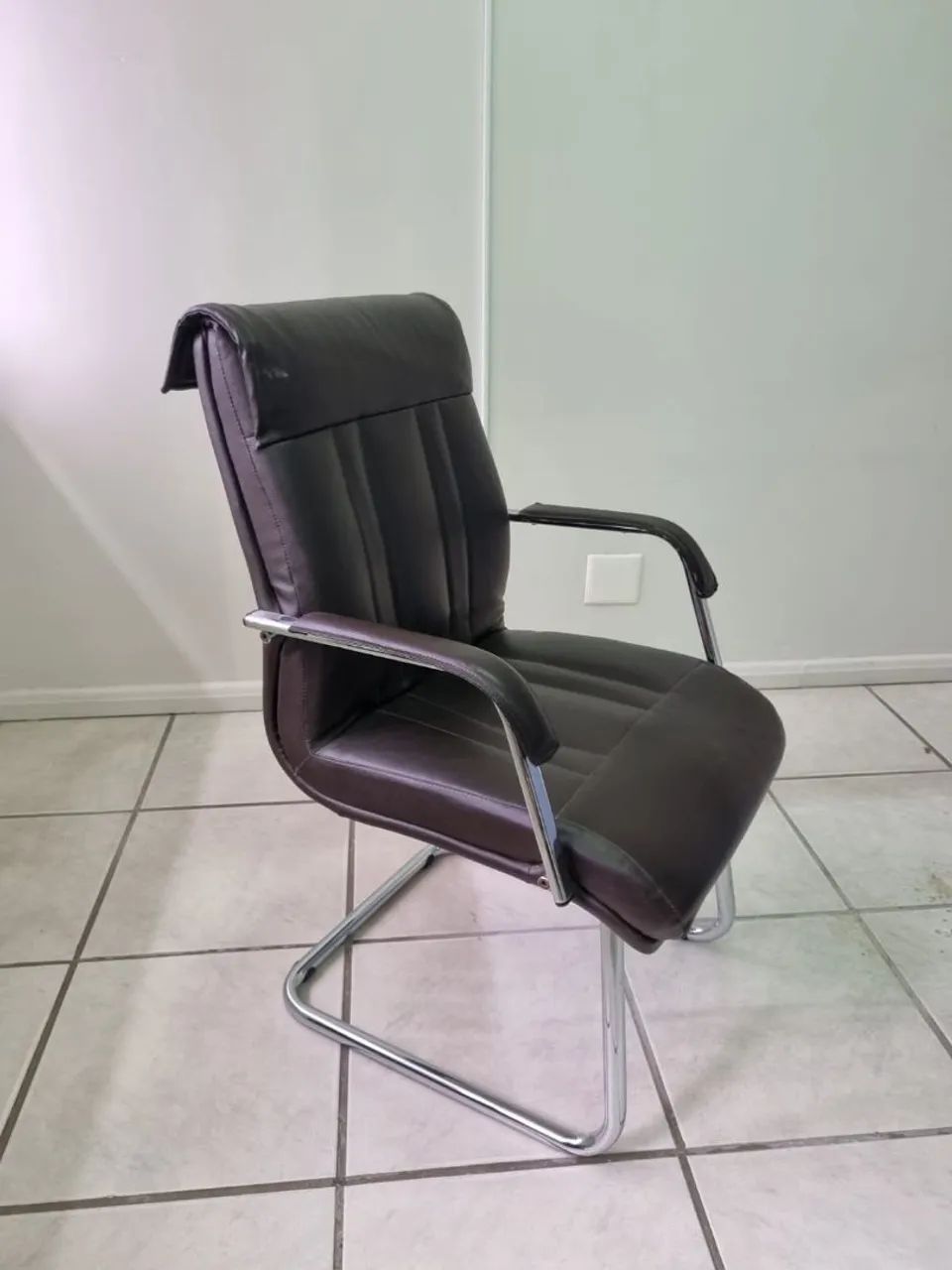 Torro Conjunto com 3 Cadeira para Escritório em Couro - Semi-Nova - Foto 2