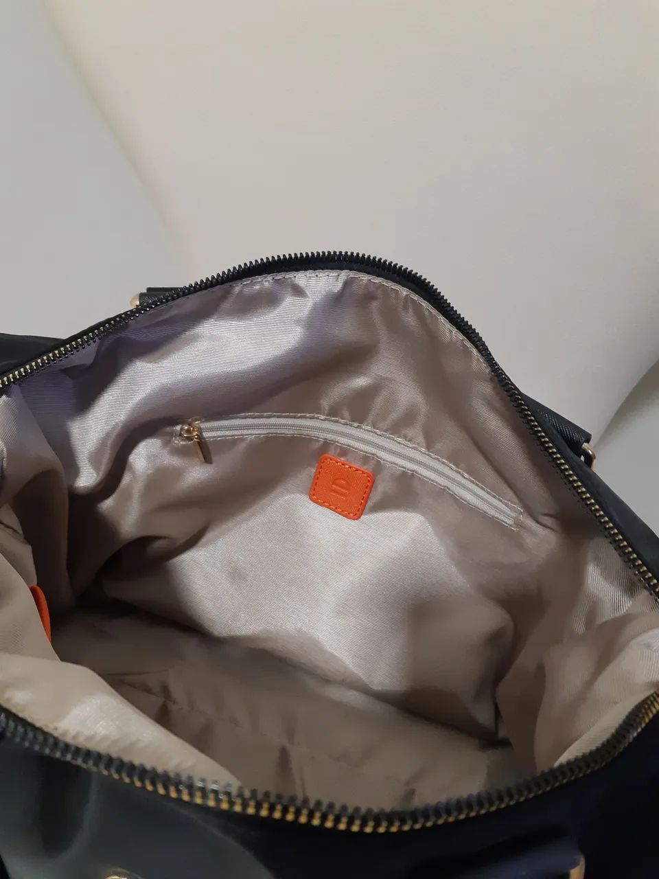 BOLSA PRETA ELEGANTE E VERSÁTIL LE POSTICHE - PERFEITA, BONITA E MATERIAL ALTA QUALIDADE  - Foto 4