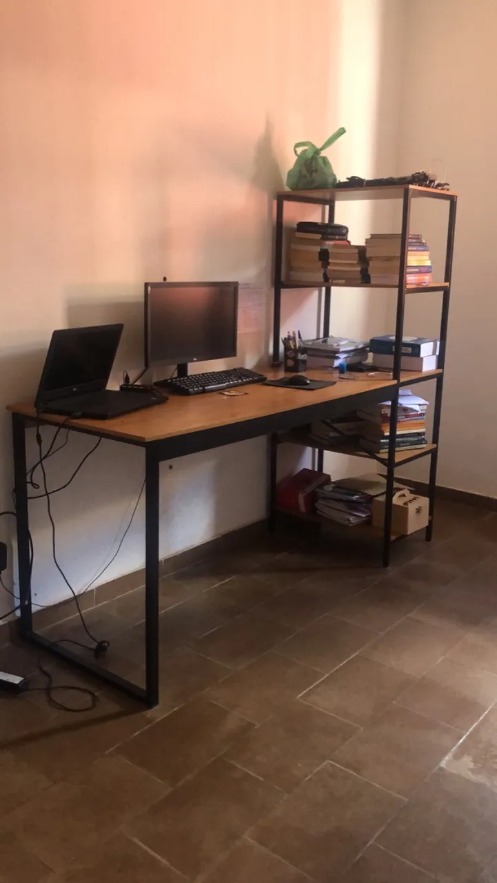 Mesa de escritório com estrutura em metal e tampo em madeira