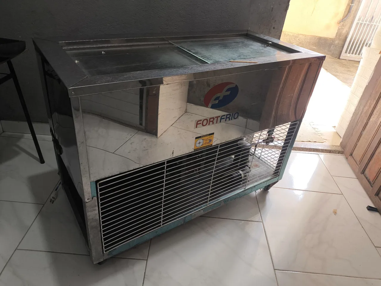 Máquina de fabrica picolé Fortfrio formas extratores carrinho selador