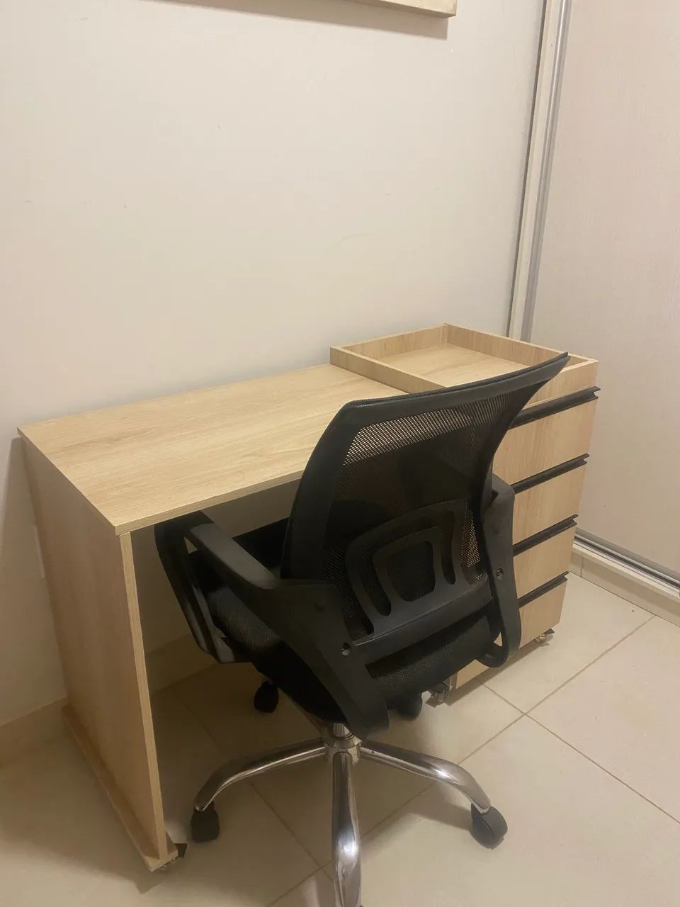 Mesa com 4 gavetas e rodinhas com trava - Foto 3