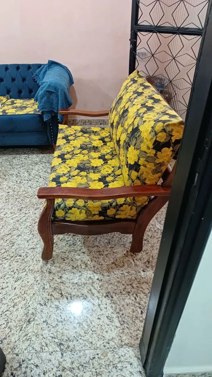 Sofá 2 lugares Madeira maciça com almofadas 