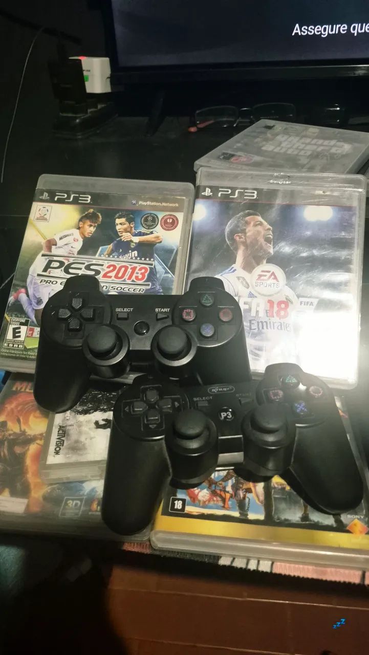 PS3 LOTADO DE JOGO COM 2 CONTROLES - Foto 2