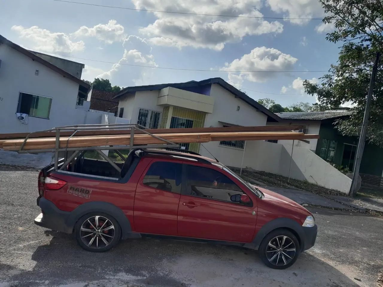 Trabalhamos com todo tipo de fretes e passageiros 