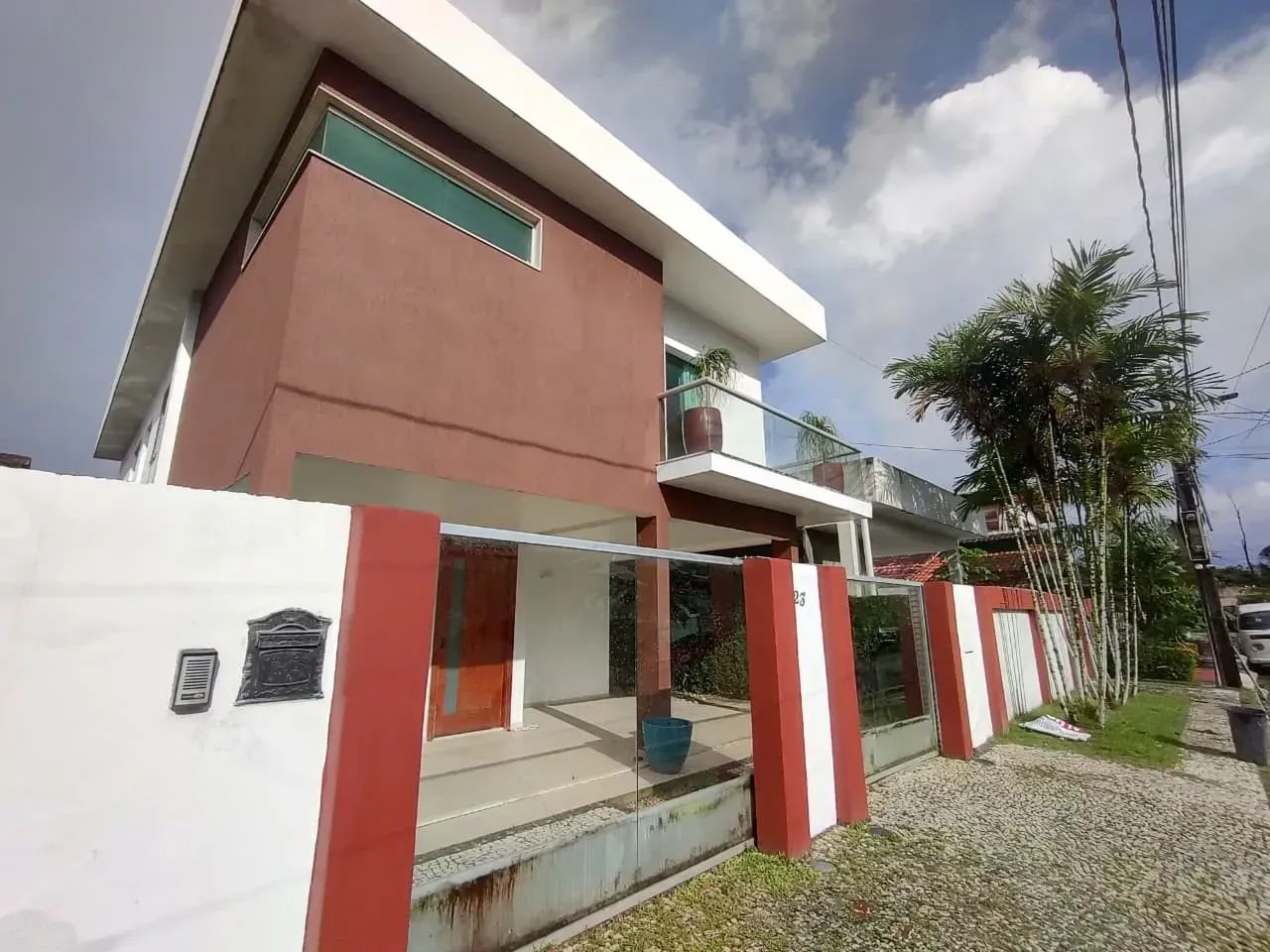 Casa de alto padrão com 5 suítes e área de lazer