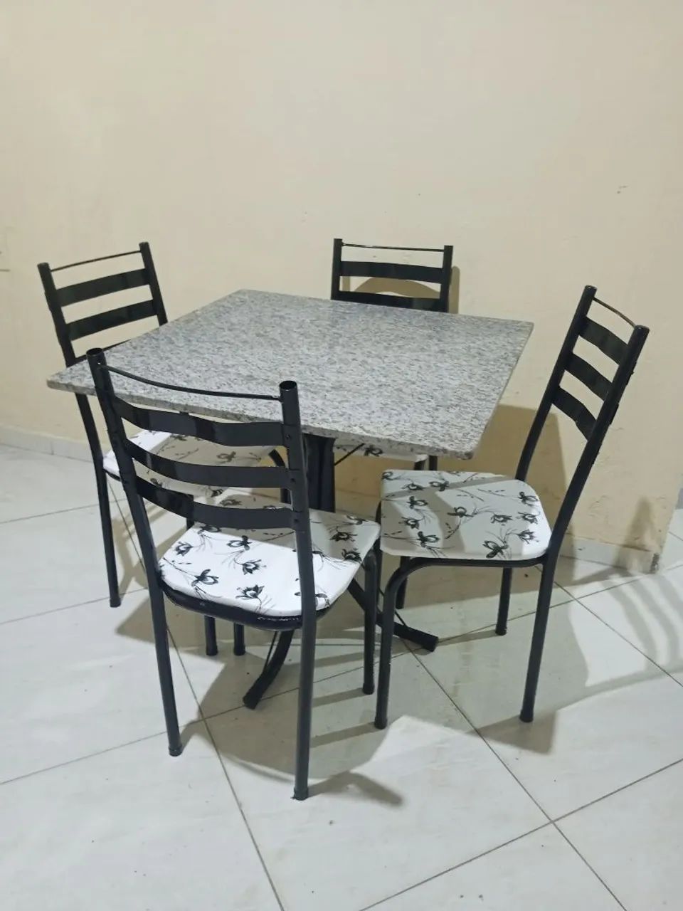 mesa de mármore com as 4 cadeiras faço entrega imediata e acerta cartão  - Foto 4