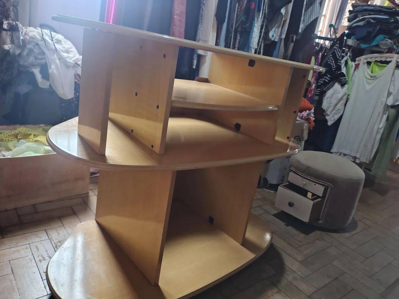 rack para TV com acabamento em madeira clara - Foto 2