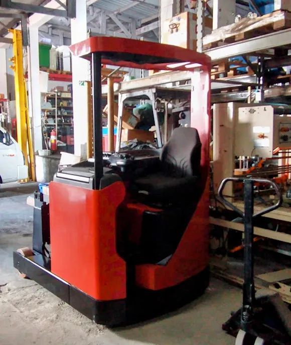 Empilhadeira BT modelo RR B2 Ano 2008