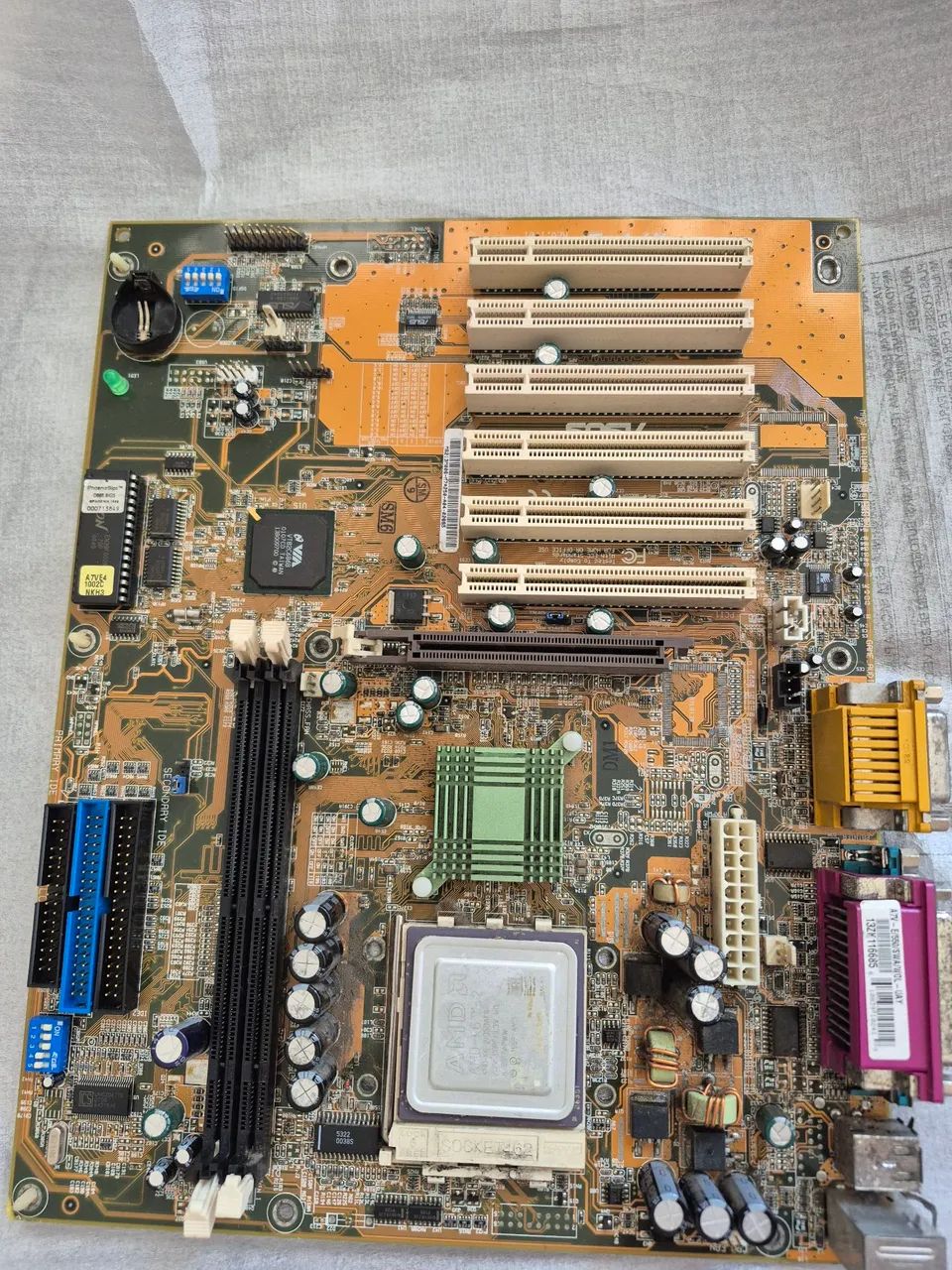 Placa-mãe Asus A7V-E Socket 462 (Socket A) + Processador AMD (não testado)