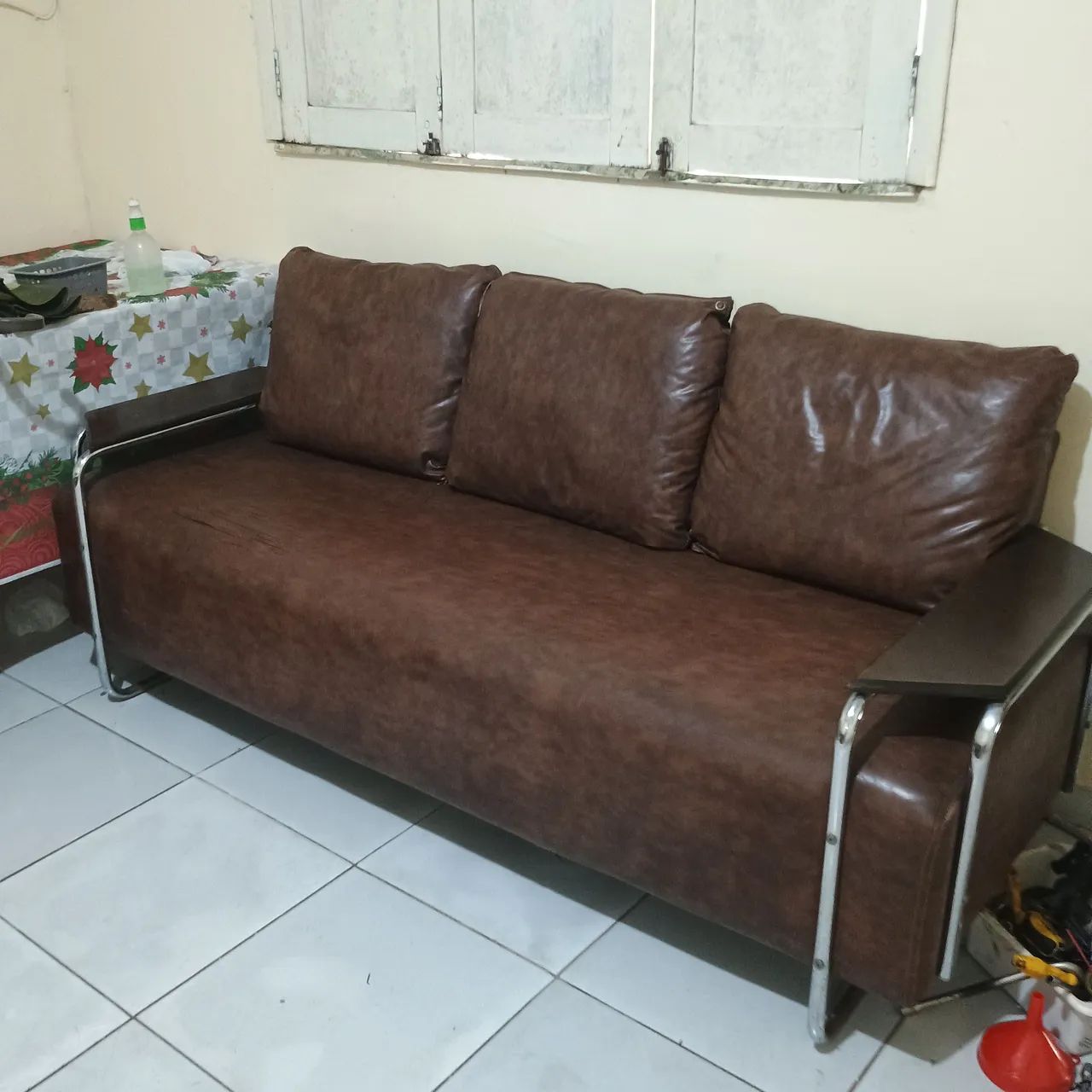 Lindo sofá estiloso e elegante couro sintético.